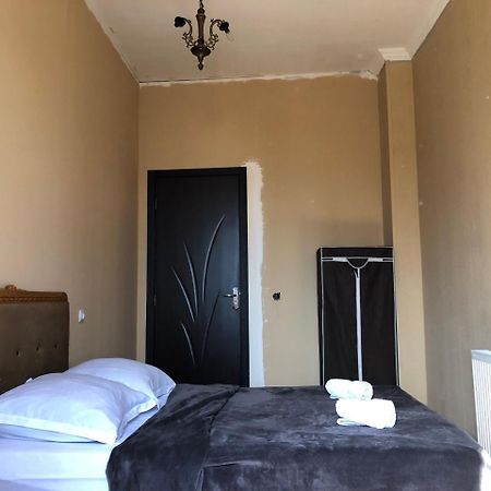 Lucky Family Hotel ティビリシ エクステリア 写真